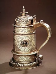Bierkrug, I.R. mit einem Vierpass unter einem Schild, 1602